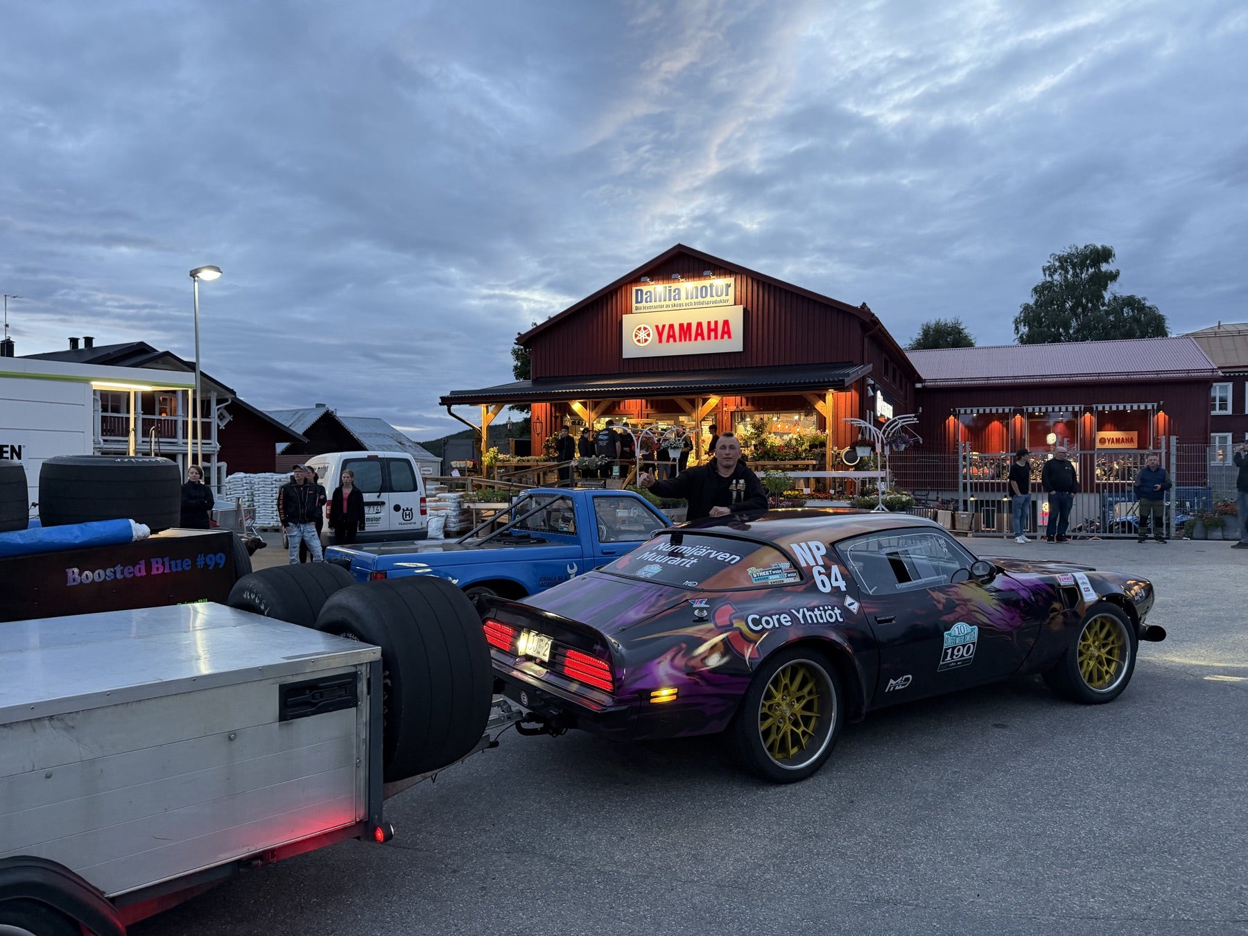 Racing Hearts Firebird vetämässä kisakärryä Drag ’n Drive -matkalla