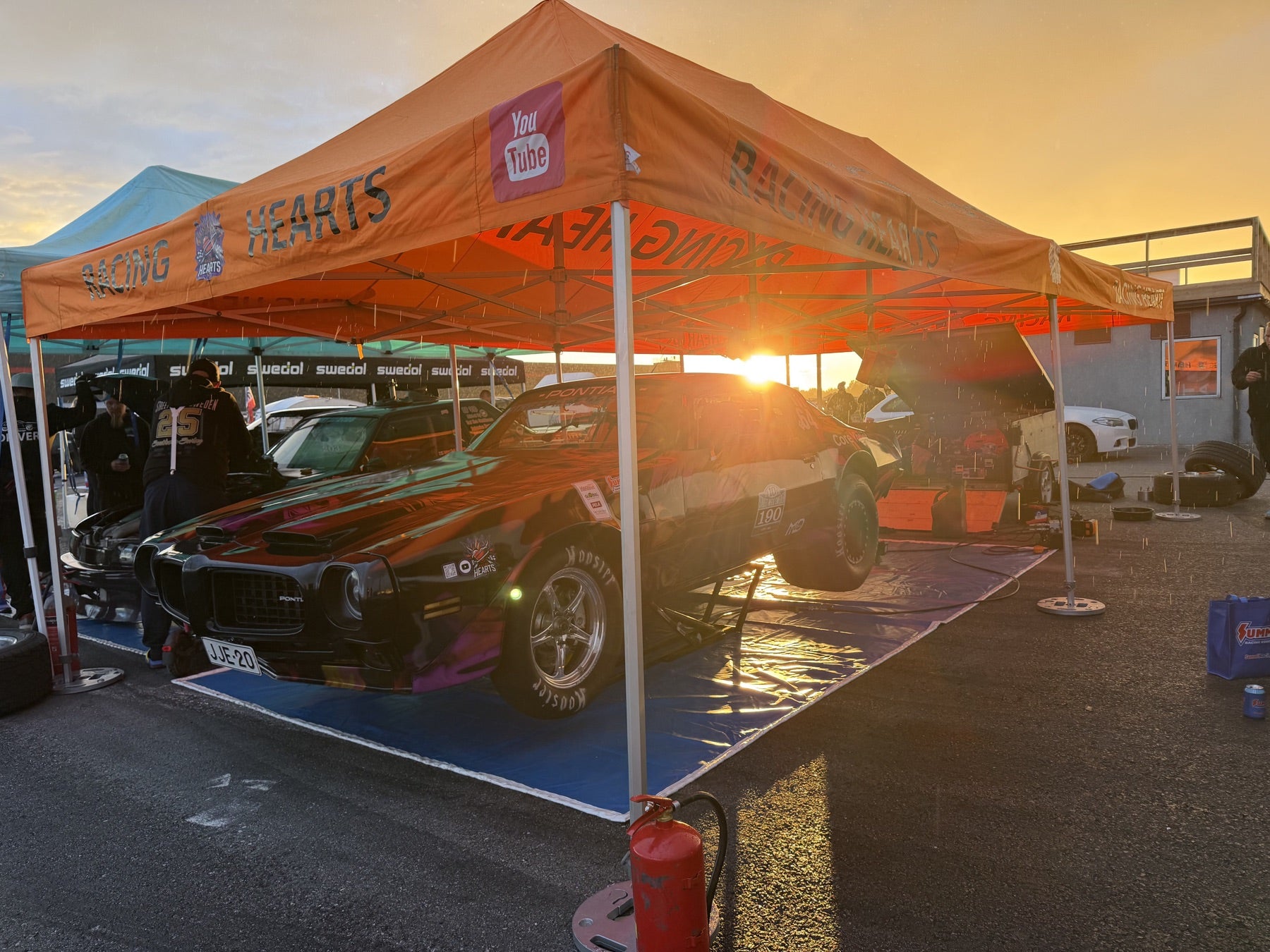 Firebird ja Racing Heartsin porukka varikolla